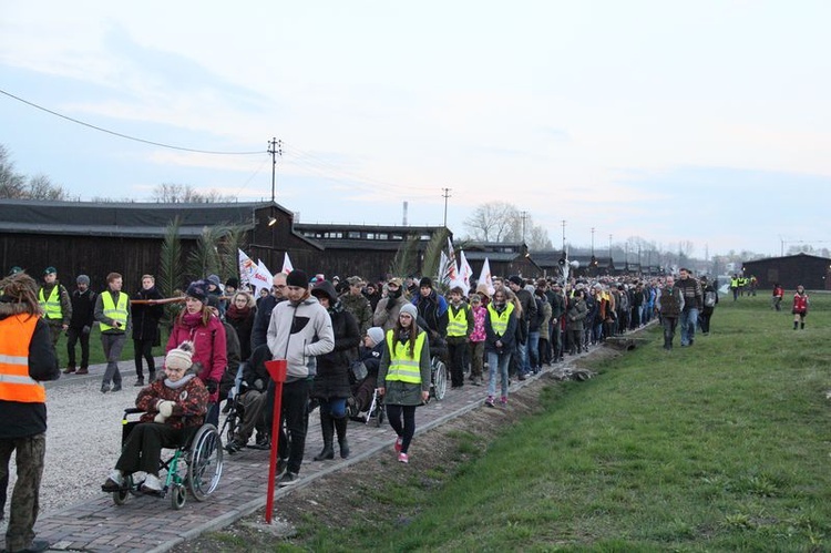 Droga Krzyżowa na Majdanku