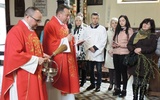 Ks. Rafał Brzuchański i ks. Marek Droździk w żywiekcim kościele Świętego Krzyża w Niedzielę Palmową
