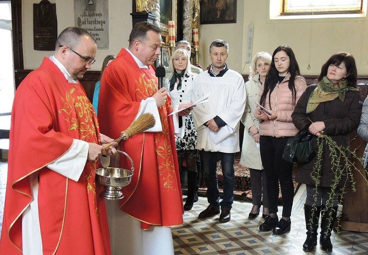 Ks. Rafał Brzuchański i ks. Marek Droździk w żywiekcim kościele Świętego Krzyża w Niedzielę Palmową