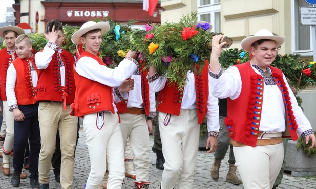 Młodzież z Istebnej przyjechała z okazałą palmą 