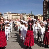 22 kwietnia w sercu Krakowa znów zabrzmią słowa: „Tamten dzień będzie zapamiętany jako największy w historii świata. Wielkiej Nocy Chrystus powstał z grobu i przyniósł nam nowe życie. Zapraszamy do świętowania nowego życia w Chrystusie Miłosiernym!”.