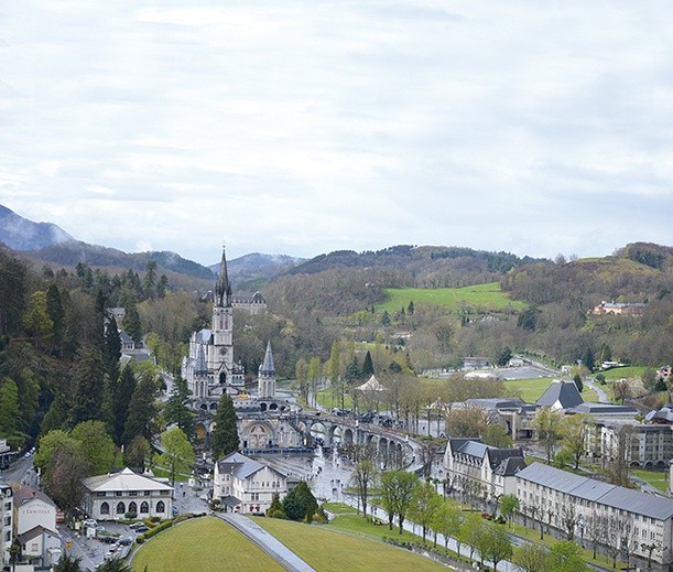 Z zamku w Lourdes można podziwiać panoramę miasta i sanktuarium.