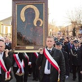 Procesja z ikoną jasnogórską ulicami Żychlina.