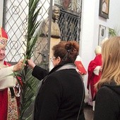 ▲	Eucharystia rozpoczęła się od poświęcenia palm i procesji.