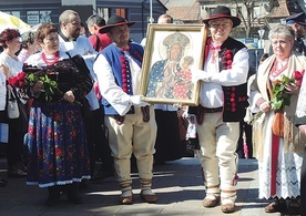 Górale wnieśli obraz Pani Kazimierzowskiej do kościoła w Rajczy.