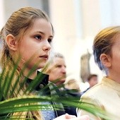 Papież prosi, by młodzi wpatrywali się w Maryję. 