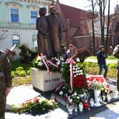 Rocznicowe uroczystości zakończyły się pod pomnikiem upamiętniającym prezydencką parę Marię i Lecha Kaczyńskich oraz pozostałe ofiary katastrofy z 10 kwietnia 2010 r.