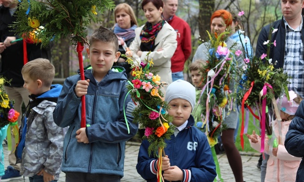 Najmłodsi z dumą prezentowali palmy