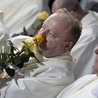 Wszyscy obecni na liturgii kapłani otrzymali róże w podzięce za służbę Kościołowi.
