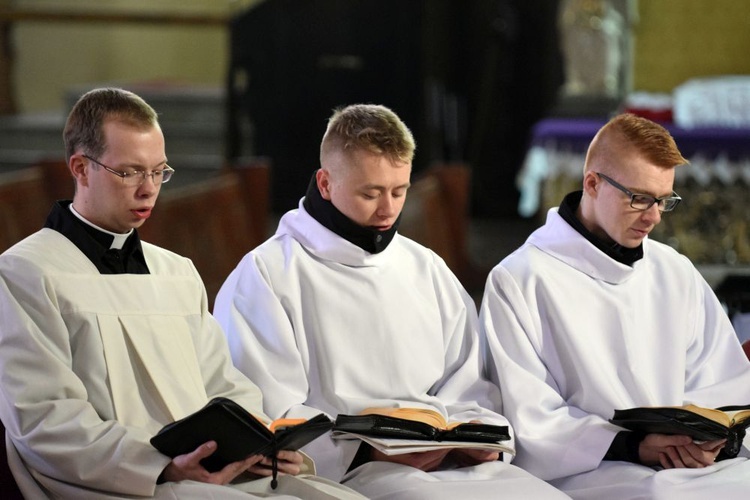 Wielki Piątek. Ciemna jutrznia z biskupem.