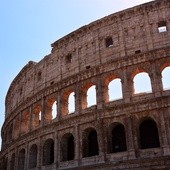 Droga Krzyżowa w Koloseum – bogata tradycja rozważań 14 stacji