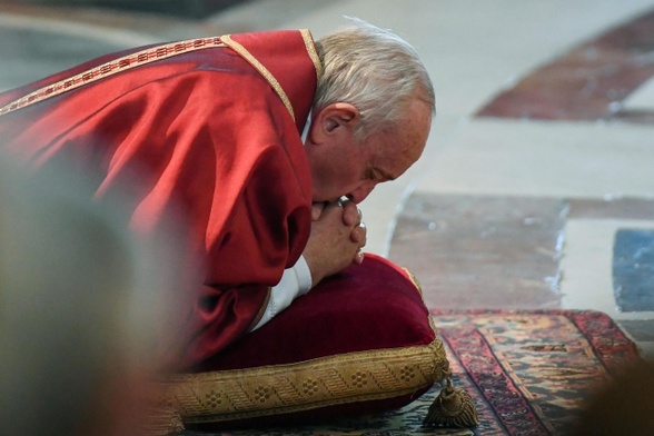 Papież przewodniczył Liturgii Męki Pańskiej