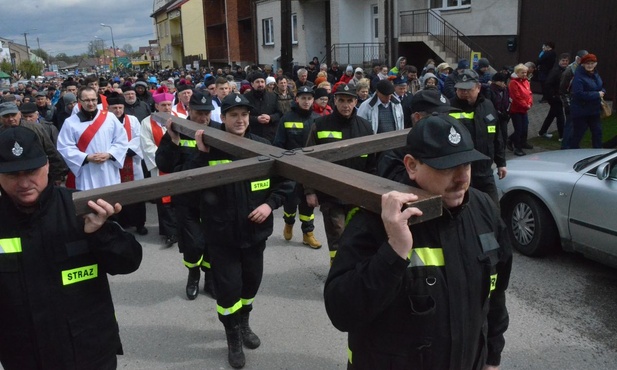 Krzyż trwa, choć zmienia się świat