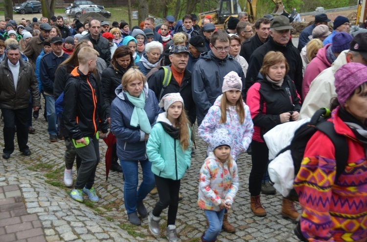 Droga krzyżowa na Święty Krzyż 