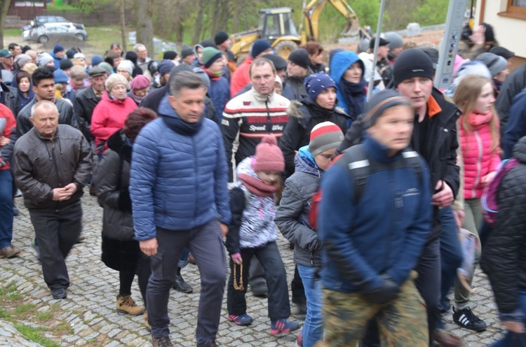 Droga krzyżowa na Święty Krzyż 