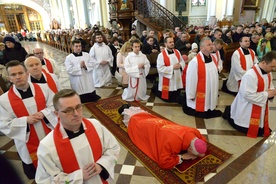 Liturgia Wielkiego Piątku rozpoczyna się w ciszy. Wierni klękają, a celebrans pada na twarz