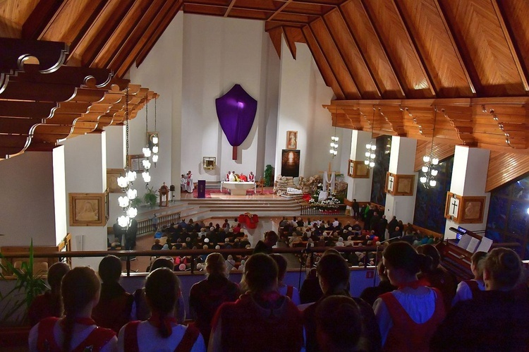 Liturgia Wielkiego Piątku w Zakopanem - parafia Świętego Krzyża.