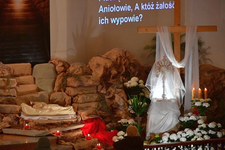 Liturgia Wielkiego Piątku w Zakopanem - parafia Świętego Krzyża.