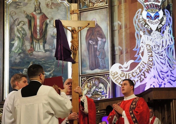 Odsłonięcie krzyża do adoracji podczas liturgii Wielkiego Piątku