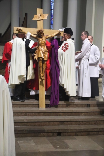 Liturgia Wielkiego Piątku w katowickiej katedrze