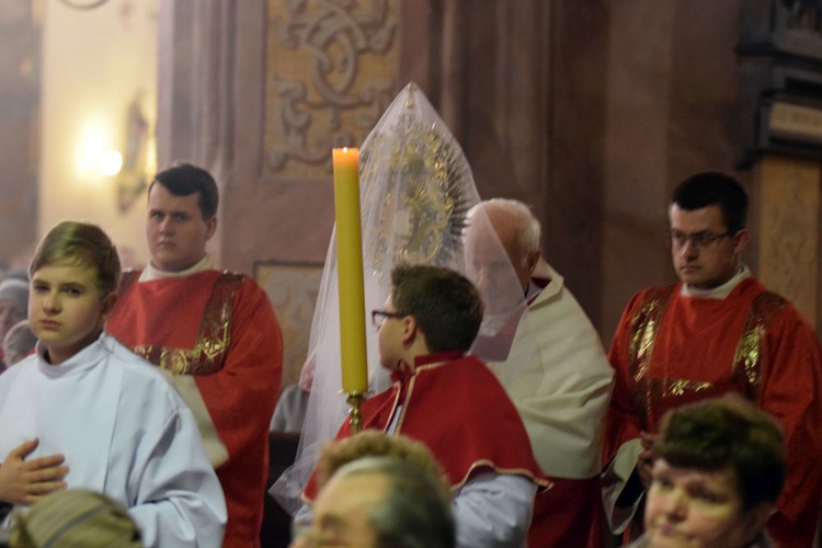 Wielki Piątek. Liturgia Męki Pańskiej w katedrze