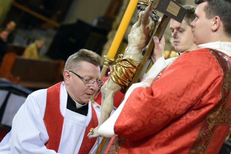 Wielki Piątek. Liturgia Męki Pańskiej w katedrze