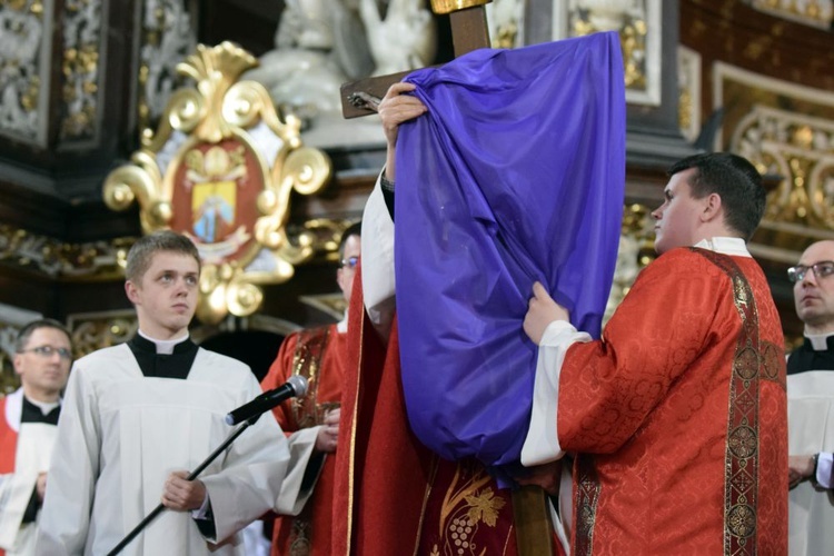 Wielki Piątek. Liturgia Męki Pańskiej w katedrze