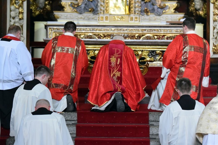 Wielki Piątek. Liturgia Męki Pańskiej w katedrze