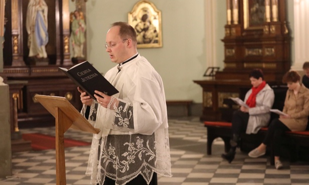 Wraz ze scholą w nabożeństwie uczestniczył ks. Marcin Wróbel 