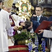 W czasie liturgii biskup udzielił chrztu osobie dorosłej.