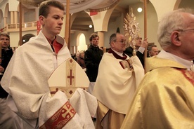  - Wielkanoc to największe święto w dziejach kosmosu, w którym Chrystus Baranek Boży wyprowadza nowy Izrael z Egiptu grzechu i śmierci i prowadzi do domu Ojca - mówił bp. M. Janocha w par. bł. Władysława z Gielniowa na Natolinie.