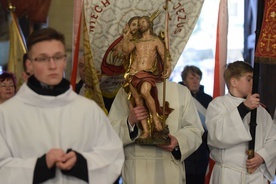 W procesji niesiono także figurę Zmartwychwstałego.