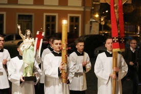 Na czele procesji rezurekcyjnej wokół katedry: figura Zmartwychwstałego, krzyż i paschał