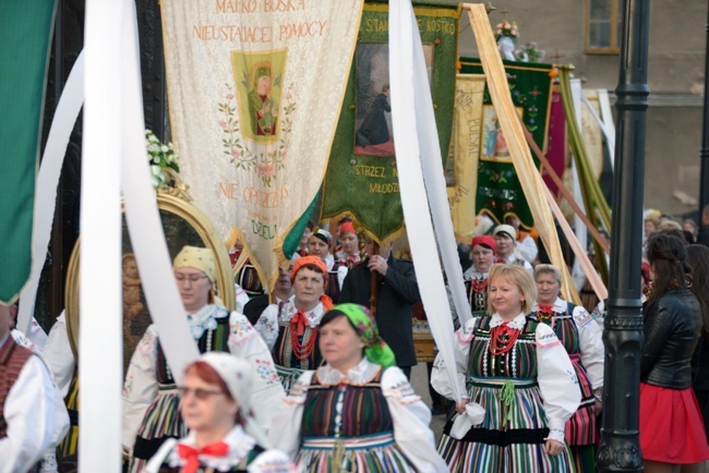 Procesja rezurekcyjna w Opocznie