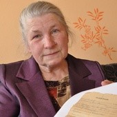 Pani Stanisława z Mszalnicy pokazuje akt zgonu ojca z Auschwitz 