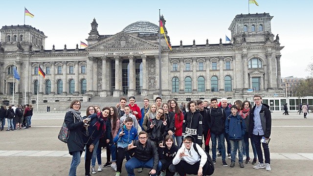 	Młodzież z Elbląga  pod Reichstagiem.