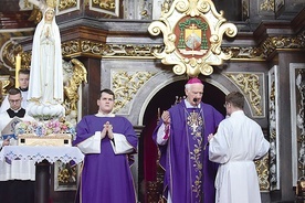 Przy wystawionej figurze Matki Bożej Fatimskiej zgromadzili się kapłani, seminarzyści i wierni parafii katedralnej.