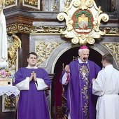 Przy wystawionej figurze Matki Bożej Fatimskiej zgromadzili się kapłani, seminarzyści i wierni parafii katedralnej.