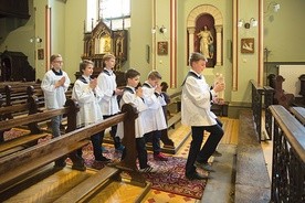 Ministranci służą w kaplicy Sióstr Urszulanek Unii Rzymskiej w Krakowie