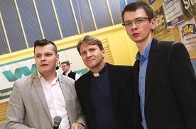 Ks. Grzegorz Rzeźwicki oraz Artur Gondek (z lewej) i Robert Bryg.