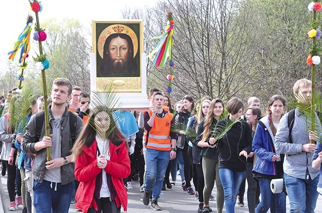 Młodzi przeszli ulicami Tarnowa, niosąc obraz Pana Jezusa Przemienionego.