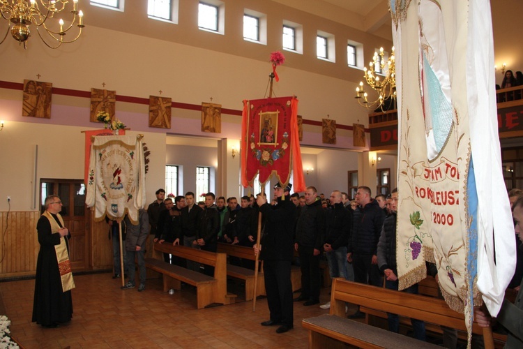 Chorągwiarze z parafii w Boczkach