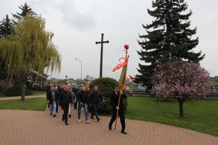 Chorągwiarze z parafii w Boczkach