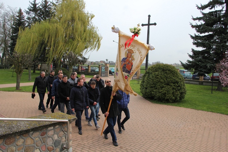 Chorągwiarze z parafii w Boczkach