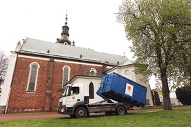 ▲	Przy kościele Świętego Ducha w Łowiczu został ustawiony kontener na makulaturę.