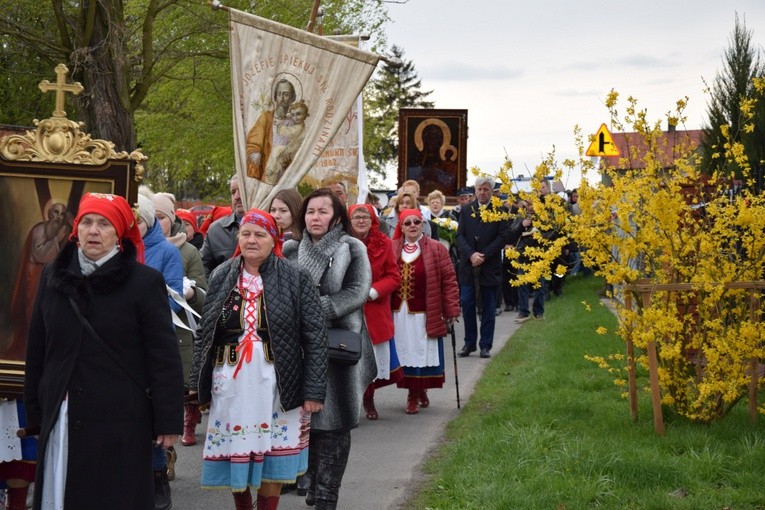 W barwnej procesji wyróżniały się panie z zespołu "Kaszewianki"