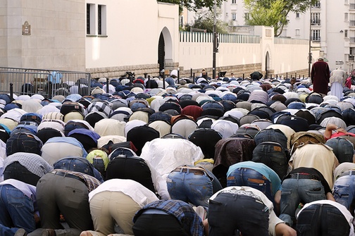 Modlitwa muzułmanów przed wielkim meczetem  w Paryżu.