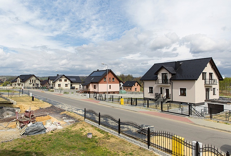 Widok domów w nowych Nieboczowach zachęca odwiedzających do osiedlenia się tutaj.