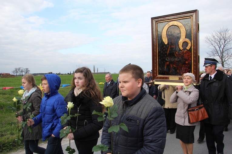 Młodzież niesie róże dla Maryi przed ikoną jasnogórską