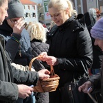 Koronka do Bożego Miłosierdzia na rynku w Koszalinie